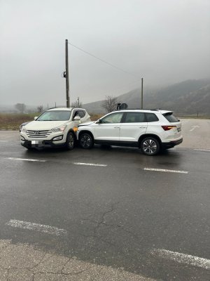 Accident la Tulcea! O șoferiță n-a oprit la STOP și a intrat în alt autoturism