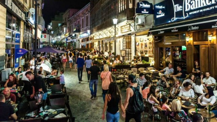 Administratorii unor baruri din Centrul Vechi al Capitalei și angajații lor, trimiși în judecată. Îmbătau și jefuiau turiști străini