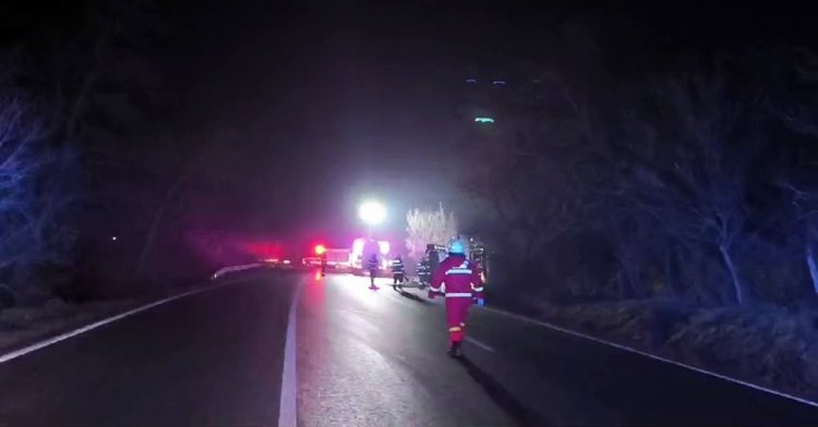 O cisternă cu zeci de tone de benzină s-a răsturnat pe DN 2; combustibil scurs pe șosea, două persoane au avut nevoie de îngrijiri medicale