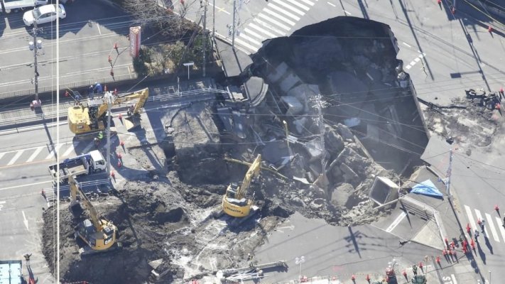 Craterul din Japonia s-a mărit și e cât un bazin olimpic: șoferul camionului e blocat în groapă de 3 zile