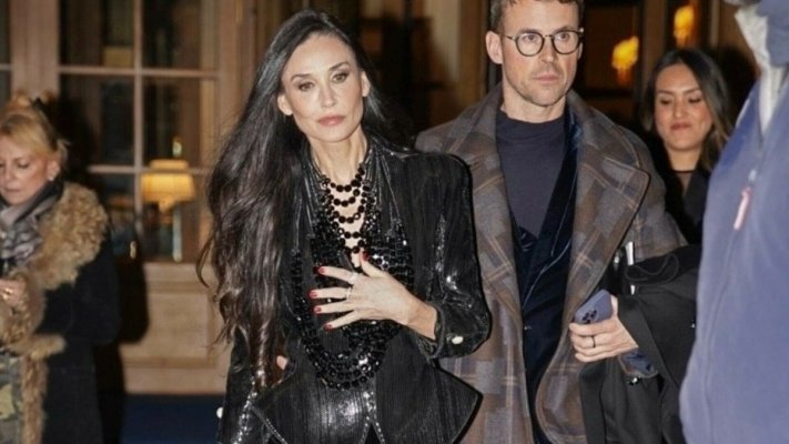 Demi Moore, strălucitoare la Săptămâna Modei de la Paris, după ce a obținut prima nominalizare la Oscar, la 62 de ani