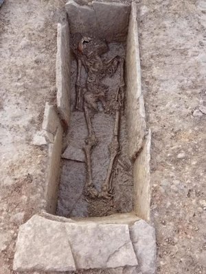 Descoperire arheologică neobișnuită: Un „individ cu rang înalt” învelit în gips lichid a fost găsit într-un sarcofag din epoca romană