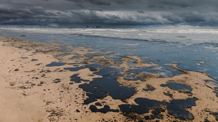 Dezastru în Marea Neagră! S-au descoperit pete de combustibil, după naufragiul petrolierelor ruseşti