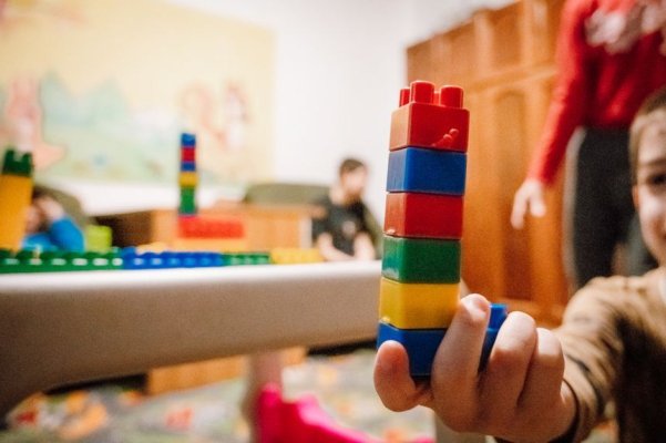 Amenzi de 60.000 de lei la centrele pentru copiii cu dizabilităţi, ţinuţi în condiţii insalubre şi hrăniţi cu mâncare expirată