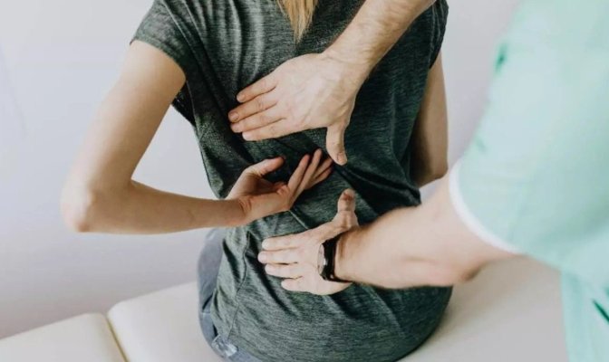 Remediul care ajută în cazul durerilor de spate cu doar 2 ingrediente aflate în bucătărie