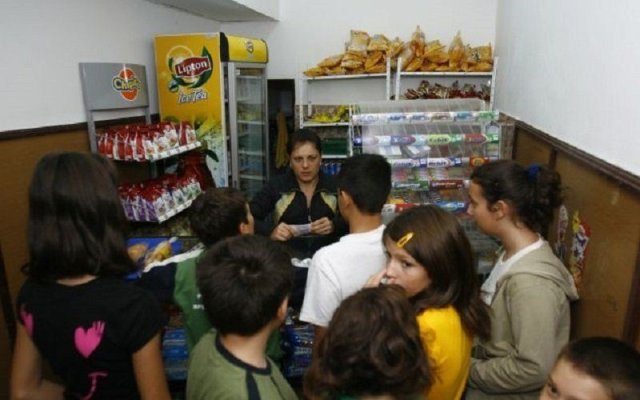 Schimbări majore în chioșcurile de școli: Dulciurile, sucurile și junk food-ul ar putea fi interzise