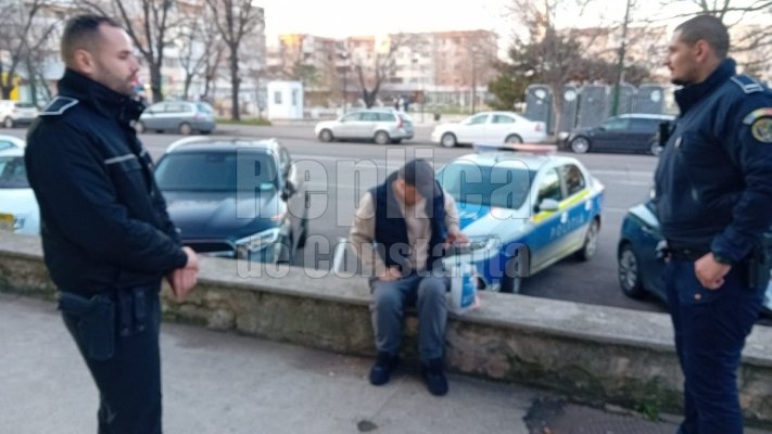Cu băutura în nas, un pieton n-avea loc de mașinile parcate regulamentar și le-a luat la șuturi. Video