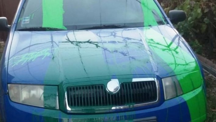 Un fost polițist a încercat să-i dea foc la casă și i-a vandalizat mașina unei vecine