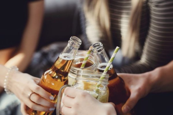 Studiu: Fetele britanice beau mai mult decât băieții – și mai mult decât adolescentele din aproape întreaga Europă