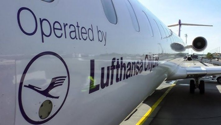 Un avion a aterizat de urgență la Timișoara, după ce o ușă s-a deschis în timpul zborului