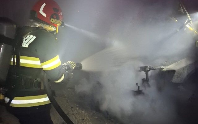 Un autoturism s-a făcut scrum, pe autostrada A2