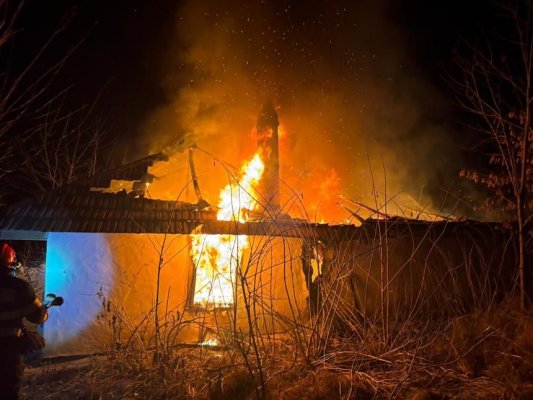 O femeie a murit după ce casa i-a fost cuprinsă de flăcări