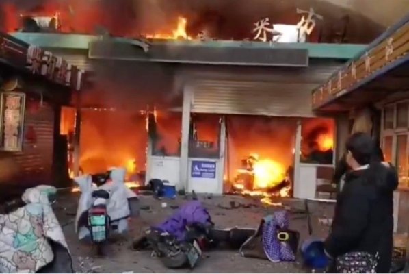 Opt morți și 15 răniți în urma unui incendiu într-o piață din China. Video