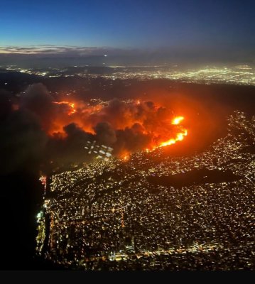 Alertă în Los Angeles, un incendiu uriaş a devastat un cartier de lux. 30.000 de oameni evacuați. Air Force One, blocat la sol. Video