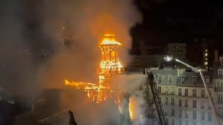 Incendiu puternic în Paris. Turla de 35 de metri a primăriei arondismentului 12 e în flăcări și riscă să se prăbușească. Video