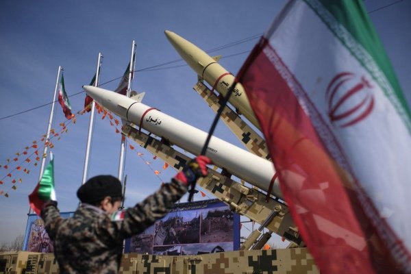 Iranul efectuează manevre militare în apropierea instalaţiilor sale nucleare