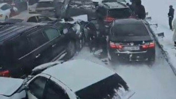 Carambol cu 95 de mașini pe o autostradă lovită de o furtună de zăpadă. Zeci de persoane au fost rănite