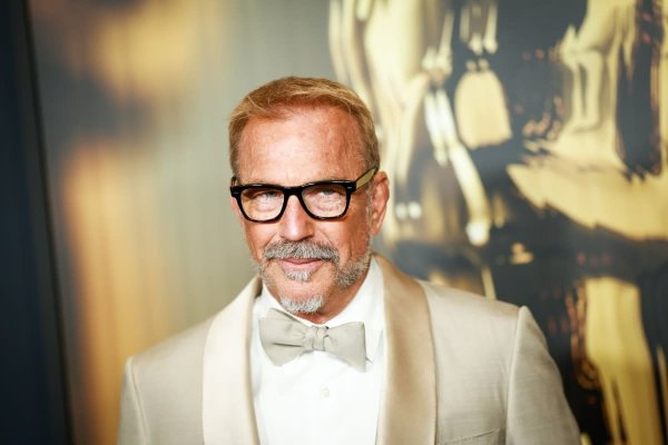 Kevin Costner marchează aniversarea sa cu un tribut emoționant pentru Whitney Houston