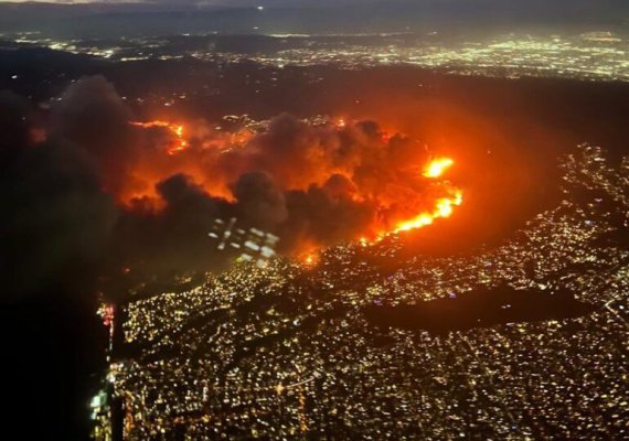 Incendii în Los Angeles. Numărul morților a crescut la 24. Vântul puternic va intensifica flăcările, în zonă e doar fum negru și dens