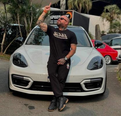 Un influencer a murit după ce a început procedura de a-și face un tatuaj complet pe spate. A intrat în stop cardiac