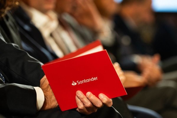 Banco Santander analizează posibilitatea retragerii de pe piaţa britanică, după o prezenţă de două decenii