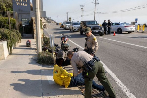 Bărbat deghizat în pompier, prins în flagrant, în timp ce încerca să jefuiască o casă din Malibu