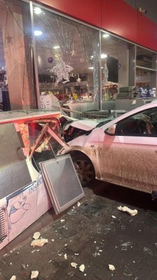 Incident grav: Un marocan a intrat în plin cu mașina în vitrina unei benzinării