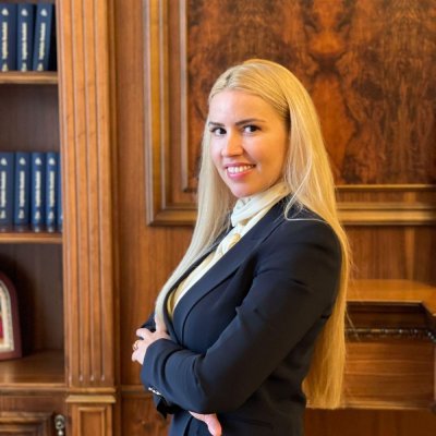 Cine e blonda din Parlament care se opune tăierilor propuse de Bolojan?! Legături cu serviciile secrete