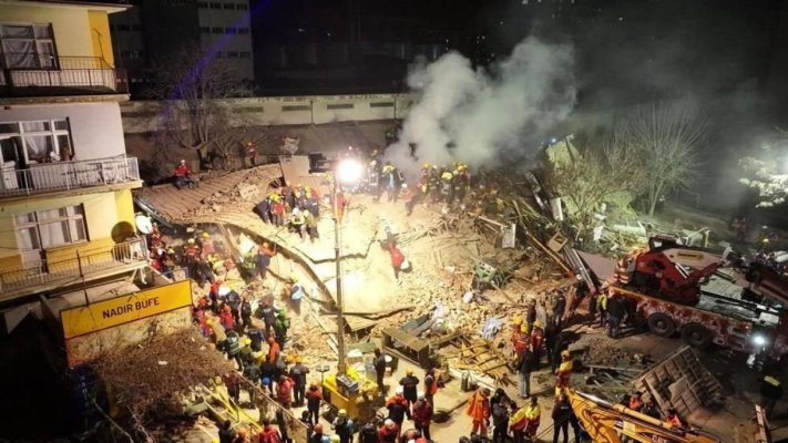 Un bloc de locuințe s-a prăbușit din senin! Cel puțin doi oameni au murit, alții sunt prinși sub ruine. Video