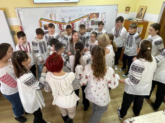 Elevii din Năvodari, alături de cadrele didactice, au marcat Unirea Principatelor Române