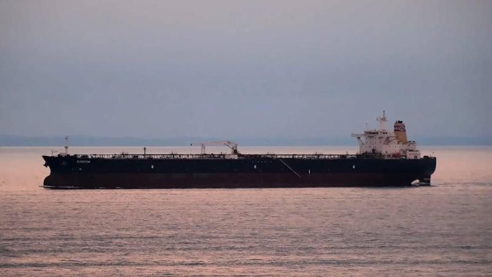 Navă din „flota fantomă” a Rusiei, încărcată cu 99.000 tone de petrol, în derivă în Marea Baltică. A fost remorcată într-un port german