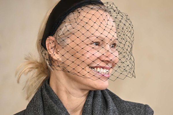 Pamela Anderson lansează un nou trend: fără machiaj la evenimentele de modă. Cum a apărut la Paris Fashion Week