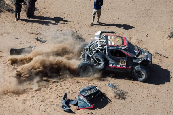 Accident înfiorător pentru Dacia Sandriders în Raliul Dakarului: Sebastian Loeb și copilotul lui s-au răsturnat. Video