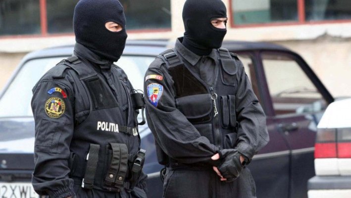 Sute de polițiști și luptători SAS, descinderi în forță la mafia din instituțiile publice din centrul țării