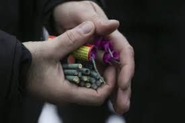  Adolescent de 15 ani, la spital după ce s-a rănit în timp ce folosea petarde