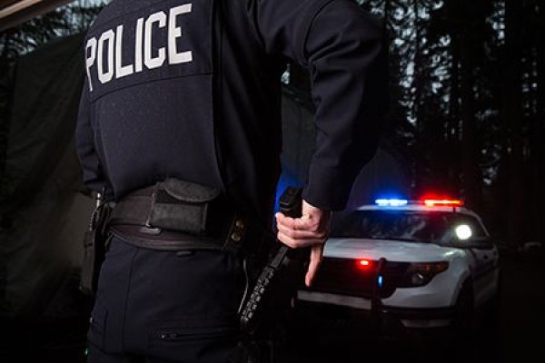 Tânăr de 19 ani, arestat pentru tentativă de omor, după ce a lovit cu mașina un polițist