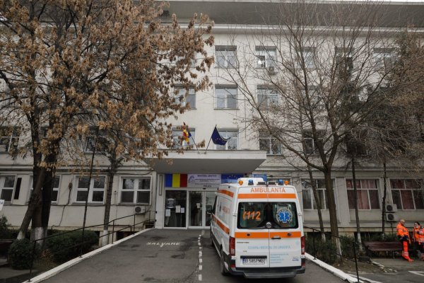 O femeie a născut pe trotuar, în apropierea Spitalului Polizu din București. Bebelușul a murit