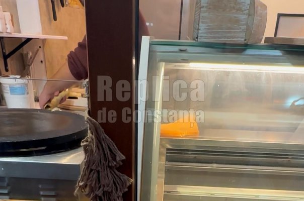 Alertă! Într-o locație din Centrul Vechi al Constanței clătitele se rulează cu mâinile goale! Video