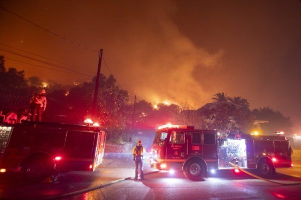 Cel puțin două persoane au murit în urma incendiilor care afectează Los Angeles. Zeci de oameni sunt răniți