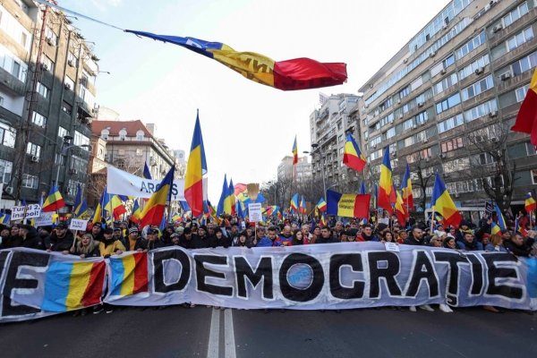 Mii de protestatari au plecat din Piața Universității spre Piața Victoriei. Scandări 'Turul doi, înapoi!', 'Jos Iohannis!', 'Libertate'