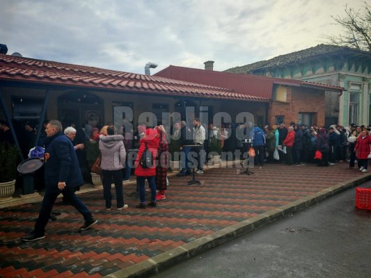 Trușcă, de la Mangalia, a încins hora micilor pe grătar, pentru 700 de persoane. Video