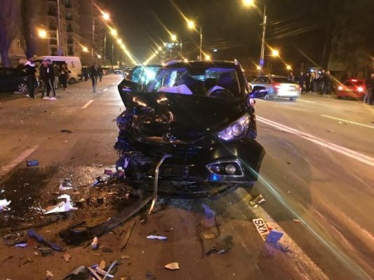 A băgat în spital 5 tineri, după ce a întors pe linia dublă continuă, în Mamaia. Video