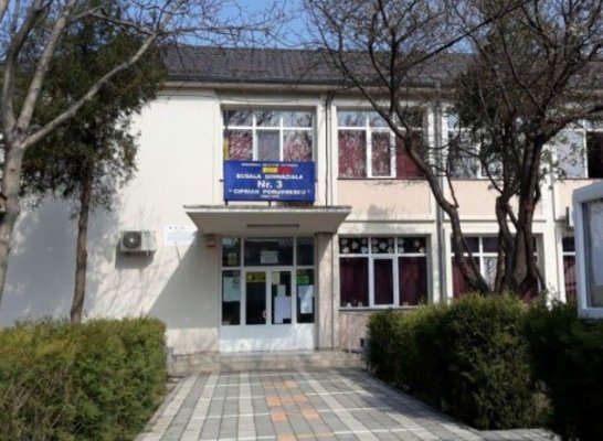 O școală din Constanța aruncă banii la firme private ca să-i facă curățenie în ogradă!