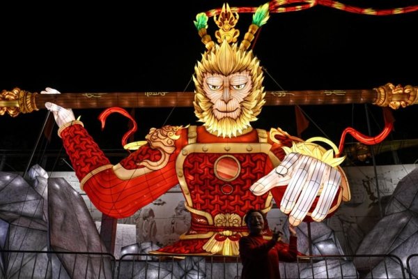 Spectacol nocturn, la un festival al lampioanelor din China, înainte de Anul Nou Lunar. Când începe Anul Şarpelui
