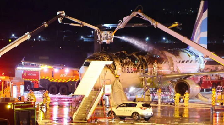 Panică în aeroport, un avion cu 179 de pasageri a luat foc pe pistă. Video