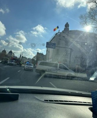 Un bărbat a întrerupt traficul în centrul Capitalei, după ce s-a urcat pe clădirea Universităţii