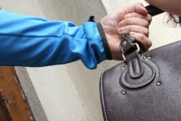 Trei copii au tâlhărit o femeie de 71 de ani, aflată în scaun cu rotile