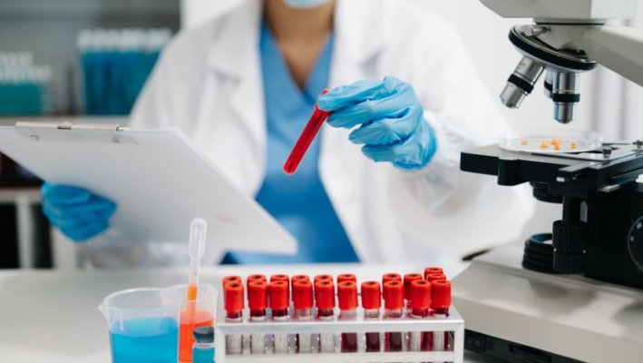 Un nou test de sânge revoluționar care detectează cancerul în stadii incipiente a fost validat cu succes în studiile clinice