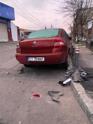 Șoferul unei firme de pază a acroșat două mașini parcate neregulamentar, pe Badea Cârțan. Video