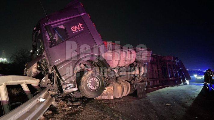 Trafic îngreunat pe  A4 Ovidiu - Agigea: Un TIR s-a răsturnat în sensul giratoriu